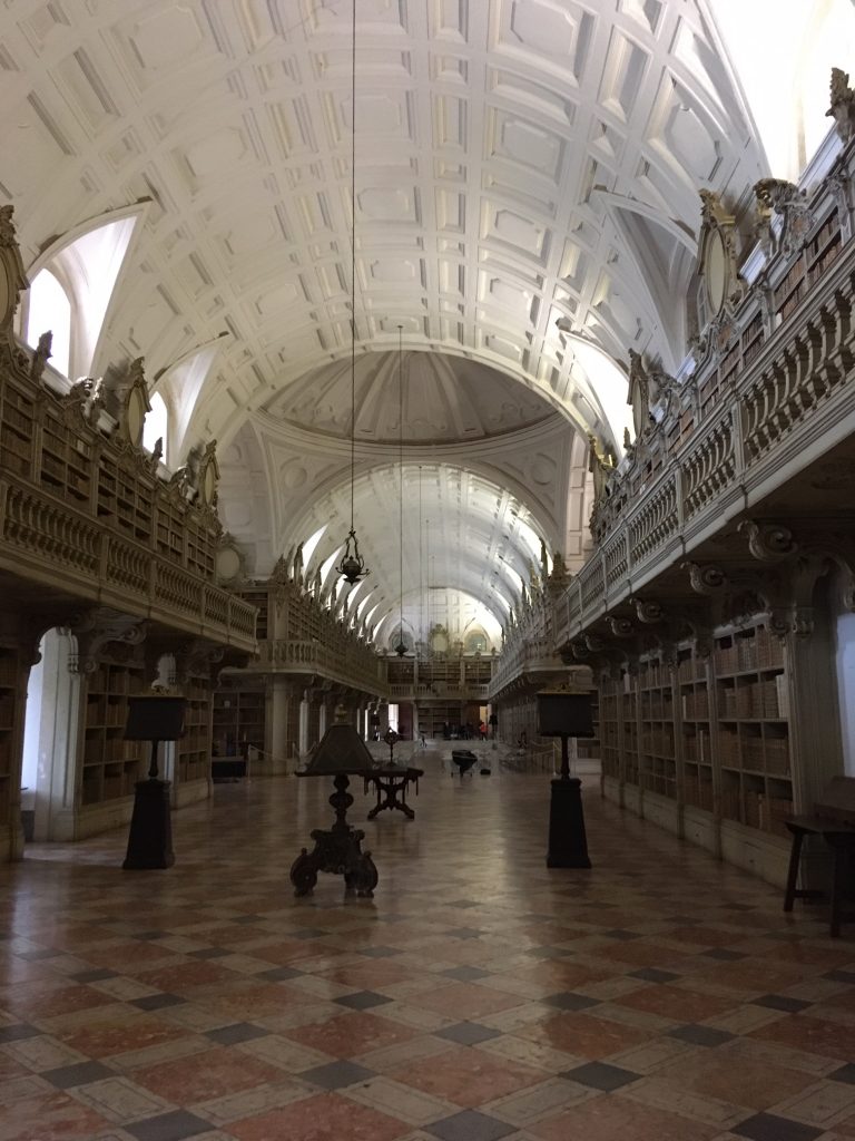 Bula do papa Bento XIV, proíbe, sob pena de excomunhão, a retirada, desvio ou empréstimo de obras impressas ou manuscritas da Livraria de Mafra sem autorização expressa do Rei de Portugal, como, também, permite a leitura dos livros proibidos pelos bibliotecários, fundamentando a existência destes livros em Mafra.